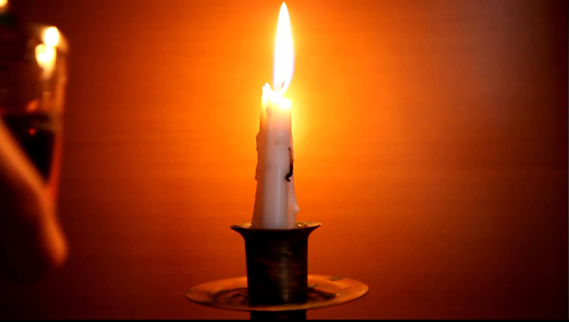 Клип свечи горят. Горящая свеча. Свеча горела. Одинокая горящая свеча.